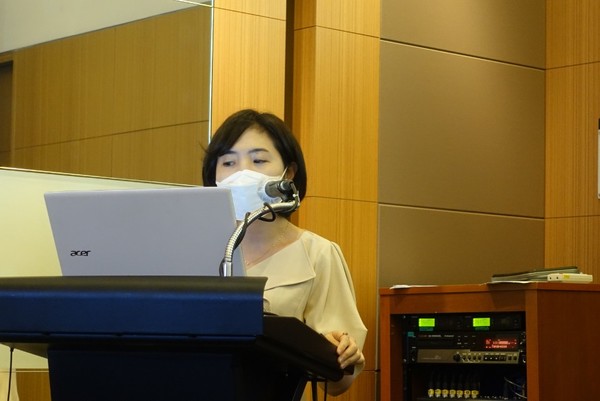 대한간학회 홍보위원 전영은 교수가 지난 13일 인터콘티넨탈 호텔에서 열린 기자간담회에서 연구결과에 대해 설명하고 있다.