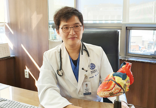 홍그루 세브란스병원 심장내과 교수가 심장 모형을 통해 파브리병에 대해 설명하고 있다.