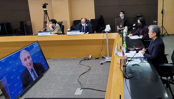 정은경 질병관리청장과 앤소니 파우치 미국 알레르기감염병 연구소장이 30일 영상을 통해 양국의 협력 방안을 논의했다. 