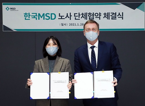 한국MSD는 28일 케빈 피터스 한국MSD 대표이사(우)와 심상남 한국MSD 노동조합 노조위원장(좌) 등 대표 교섭 위원이 참석한 가운데 한국MSD 본사에서 첫 단체협약 체결식을 진행했다.