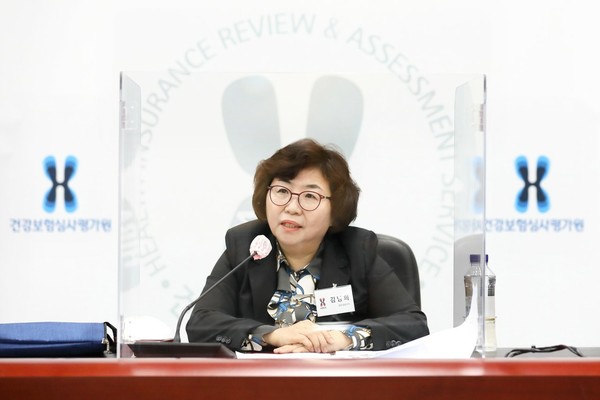 건강보험심사평가원 김남희 업무상임이사가 전문기자협의회 간담회를 통해 핵심과제에 대해 설명하고 있다.