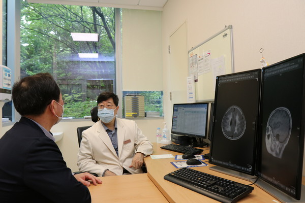 CAR T-세포치료센터장 김원석 교수 진료장면.