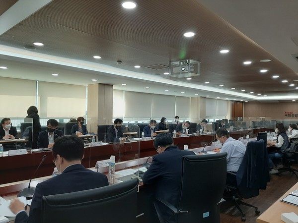 24일 재정운영위원회 소위원회 위원들이 회의를 준비하고있다.