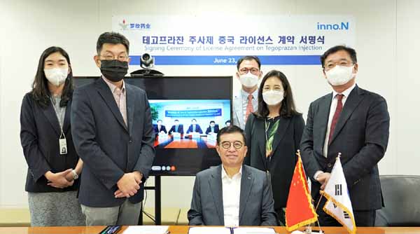 inno.N 강석희 대표 및 임직원과 중국 뤄신 리멍 부사장, 주샤오통 부사장 등 임직원이 계약 체결 기념사진을 찍고 있다. 