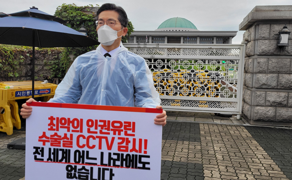 이필수 의협 회장이 국회 앞에서 1위 시위를 벌이고 있다.