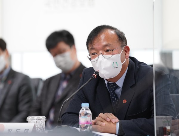 건강보험공단 강도태 이사장이 19일 전문기자협의회와 간담회를 진행하고 있다. 