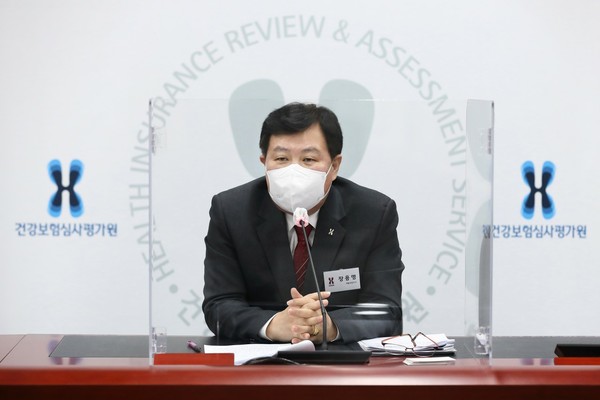 심사평가원 장용명 개발상임이사가 전문기자협의회와 간담회를 진행중이다.