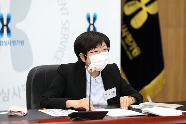 심사평가원 약제관리실 김애련 실장이 전문협의회와 간담회를 진행하고 있다. 