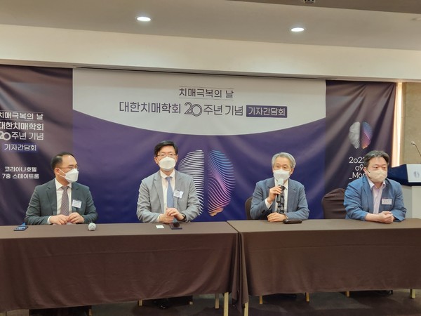 왼쪽부터 대한치매학회 임재성 홍보이사, 양동원 이사장, 박기영 기획이사, 최호진 정책이사.