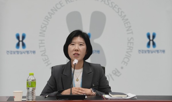 심사평가원 약제관리실 유미영 실장이 지난 28일 전문기자협의회와 간담회를 진행중이다.