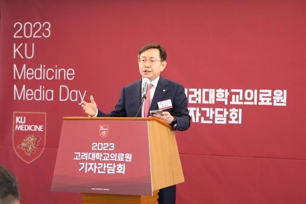 고려대의료원 윤을식 의무부총장이 인사말을 하고 있다.