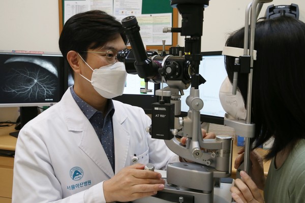 이준엽 서울아산병원 안과 교수가 중심장액망막병 환자를 검사하고 있다