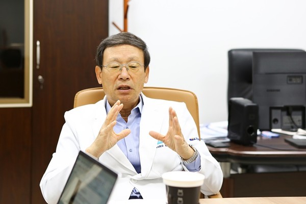 일산차병원 송재만 병원장이 차별화 된 토탈케어에 대해 설명하고 있다.