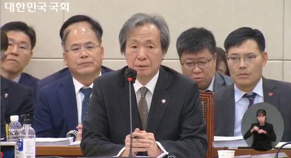 건강보험공단 정기석 이사장이 복지위 국정감사에서 답하고 있다.