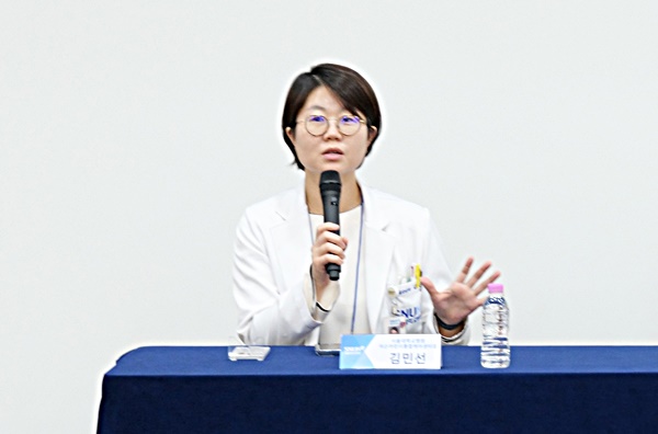 김민선 센터장이 넥슨어린이통합케어센터에 대해 설명하고 있다.