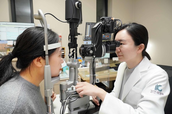 하민지 전문의가 세극등 현미경을 통해 환자의 눈 상태를 살펴보고 있다. (출처 김안과병원)