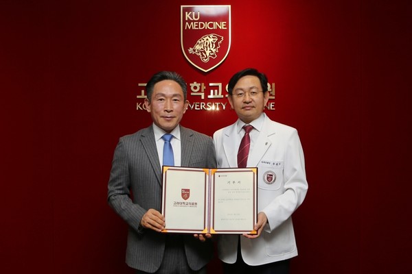  (왼쪽부터) 럭스나인(주) 김인호 대표이사와 고려대의료원 윤을식 의무부총장 겸 의료원장