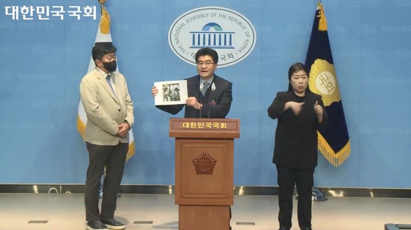 지난 12일 방재승 서울의대 비대위원장이 국회에서 기자회견을 하고 있다.
