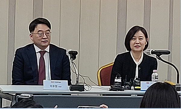 지난 25일 기자간담회에 참석한 이우현 OCI홀딩스 회장(왼쪽)과 임주현 한미약품 사장(오른쪽).