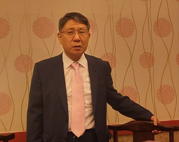 대한병원협회 송재찬 수가협상단장이 지난 22일 전문기자단과 간담회에서 수가협상에 대한 의견을 전하고 있다. 