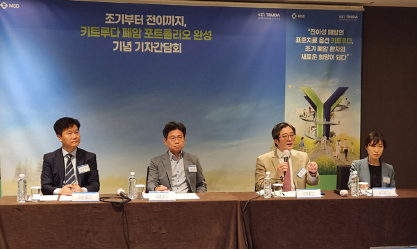 김홍관 삼성서울병원 흉부외과 교수(사진 왼쪽에서 두 번째)와 이세훈 삼성서울병원 혈액종양내과 교수(왼쪽에서 세 번째).