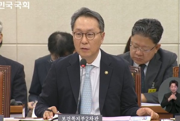 박민수 복지부 2차관이 청문회에 참석에 답변하고 있다. 