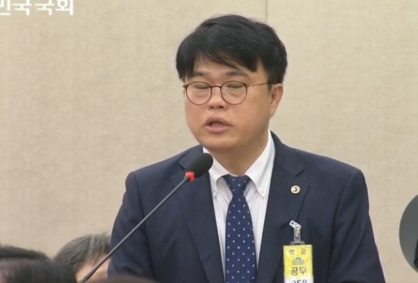 대한의사협회 임현택 회장이 남인순 의원 질의에 답하고 있다. 