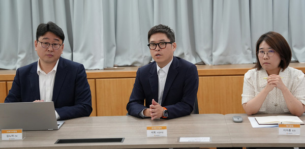 왼쪽부터 대웅제약 소와기사업팀 김노마 PM, 서욱 마케팅사업부 사업부장, 이아름 메디컬팀 팀장.