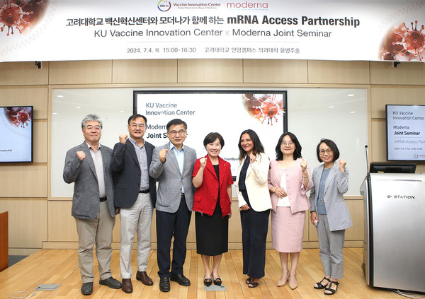 공동세미나에 참석한 양 기관 관계자들이 단체 촬영하고 있다