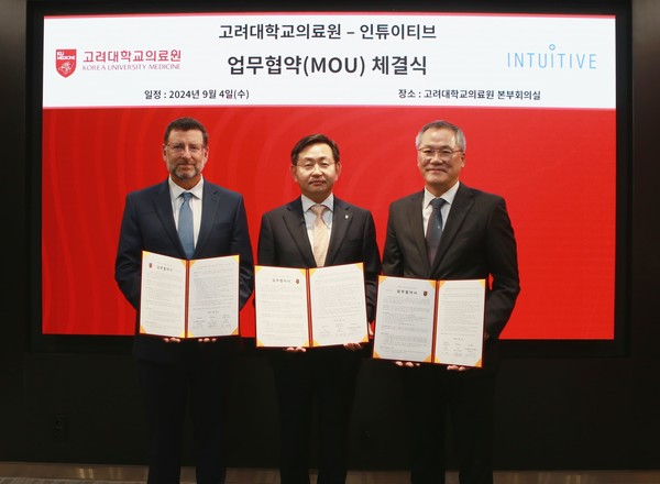 (좌측부터)게리 굿하트 인튜이티브 CEO, 윤을식 고려대학교 의무부총장 겸 의료원장, 최용범 인튜이티브 한국지사 대표