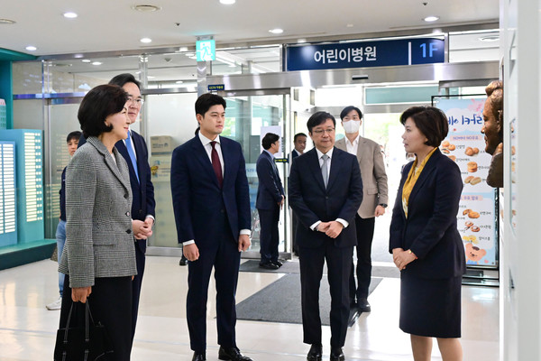 (왼쪽부터) 홍라희 전 리움미술관장, 이재용 삼성전자 회장, 김용태 국회의원이 21일 서울대어린이병원 1층 로비에 설치된 고(故) 이건희 회장의 부조상에 대해 최은화 소아암ㆍ희귀질환 지원사업단장으로부터 설명을 듣고 있다.