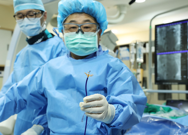 정보영 교수가 펄스장 절제술을 위한 시술 도구를 보이고 있다