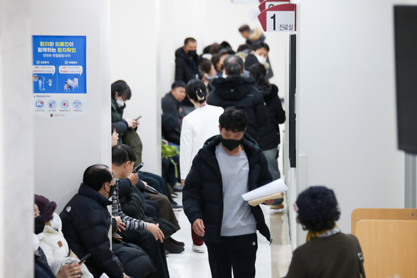 역대급 독감이 빠르게 퍼지고 있어 고위험군의 백신접종이 시급하다. 고려대 안산병원에서 마스크를 착용한 채 진료를 대기하고 있는 환자들의 모습.