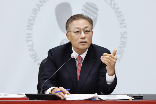 건강보험심사평가원 강중구 원장이 11일 전문기자단과 간담회에서 주요 업무에 대해 설명하고 있다. 