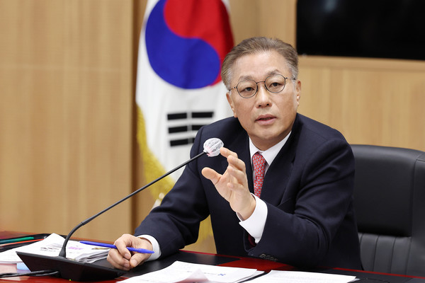 건강보험심사평가원 강중구 원장이 11일 전문기자단과 간담회에서 주요 업무에 대해 설명하고 있다. 