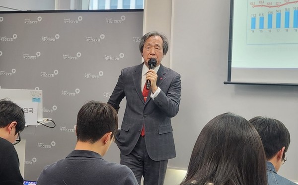 건강보험공단 정기석 이사장이 20일 신년 기자간담회를 통해 2025년 정책 방향에 대해 설명하고 있다. 