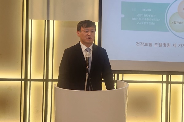 한창훈 병원장이 기자간담회에서 향후 운영 방향에 대해 설명하고 있다. 