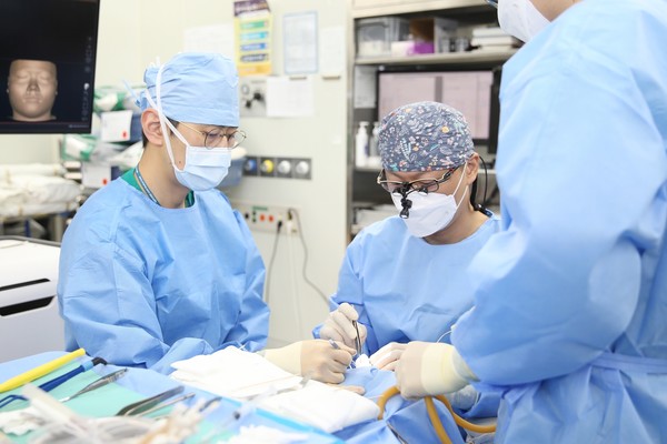 서울아산병원 안과 사호석 교수가 안와골절 환자에게 맞춤형 3D 인공뼈 삽입 수술을 시행하고 있다.