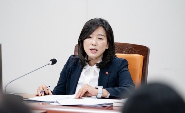 건강보험공단 약제관리실 윤유경 실장이 전문기자단과 간담회를 진행하고 있다. 