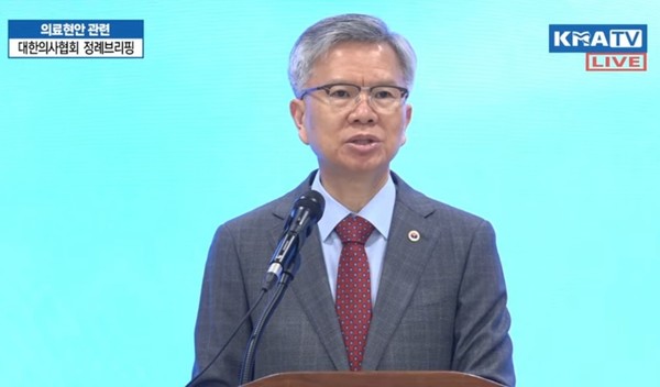 대한의사협회 김택우 회장이 2일 정례브리핑에서 의협의 입장을 밝히고 있다. (사진=메디팜스투데이)