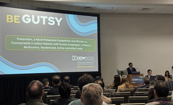 프라빈 박사(Dr. Pravin)가 지난 6일 DDW 2025에서 인도환자 대상 미란성 위식도역류질환(EE) 치료 효과를 확인한 현지 파트너사의 임상 3상 연구 결과를 발표하고 있다.