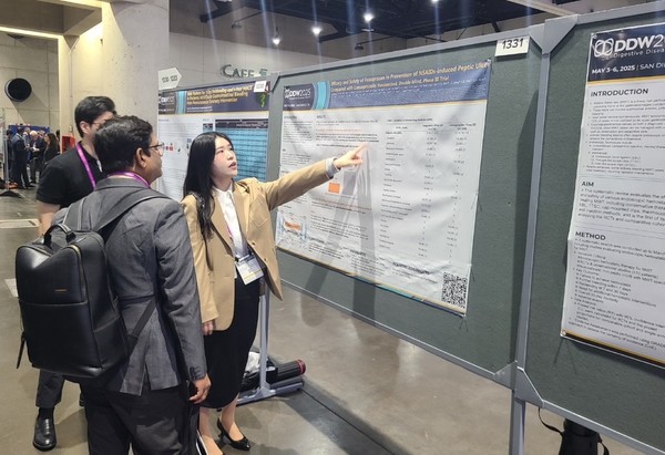 해외 의료진(왼쪽)이 펙수클루의 NSAIDs 유도 소화성궤양 예방 임상연구 결과를 보고 있다.