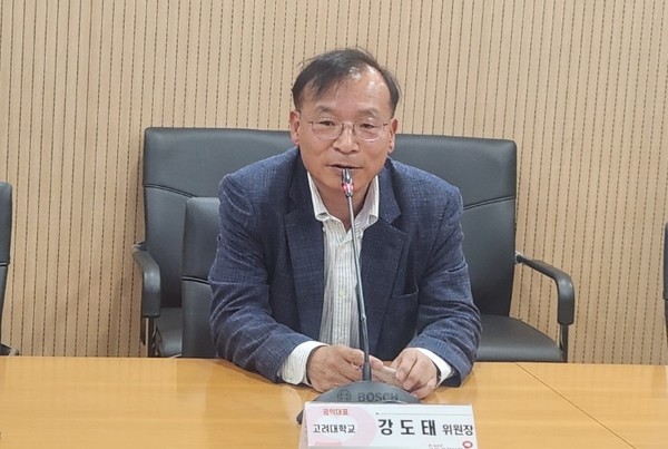 강도태 위원장이 19일 1차 재정소위 직후 기자들에게 재정소위 논의 방향에 대해 설명하고 있다.(사진=이소영 기자)