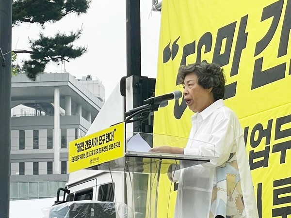 신경림 회장이 2차 집회집회에서 대국민 호소문을 발표하고 있다. 