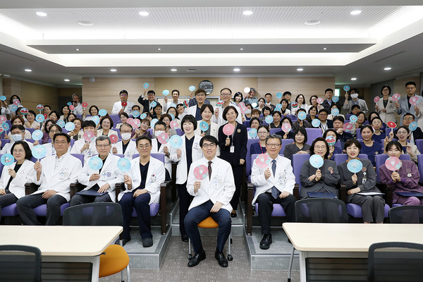 사진= 상계백병원은 개원 36주년을 기념해 제작한 ‘상백이 부채’를 환자 및 보호자, 교직원들에게 무료 나눔을 진행했다.