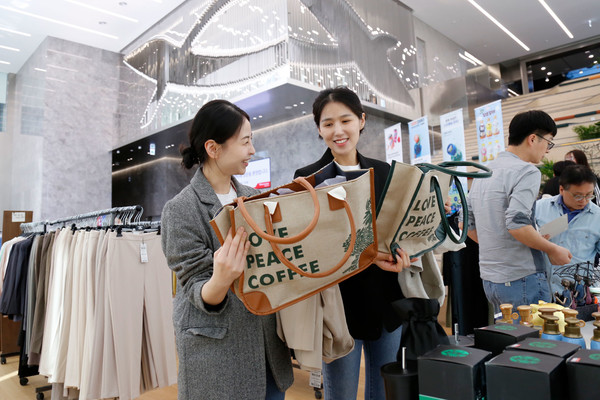 사진=광동제약 ‘기부형 플리마켓’ 행사에 참여한 임직원과 지역 주민.