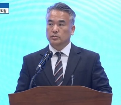 의협 김성곤 대변인이 브리핑을 진행하고 있다.