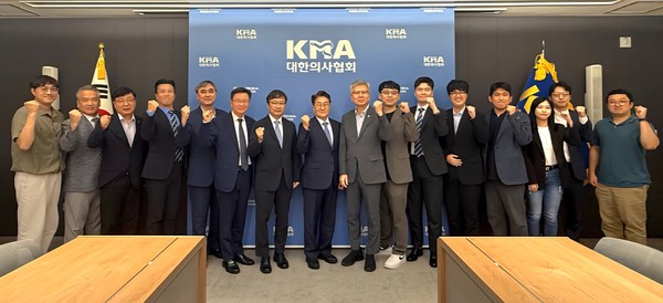 대한의사협회(회장 김택우), 대한수련병원협의회(회장 김원섭 충북대병원장), 대한전공의협의회(비대위원장 한성존)가 지난 15일 용산구 의협 회관에서 전공의 수련 재개와 수련환경 개선을 위한 첫 공식 간담회를 열고 실질적인 해법 모색에 나섰다.