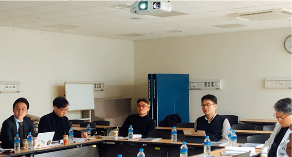 2019년 2월 1일 금요일, 고(故) 윤한덕 센터장의 타계 하루 전 마지막 TF ‘거버넌스 조직도’ 보고회의 모습. 맨 왼쪽 박세정 박사, 중앙 우측 고(故) 윤한덕 센터장. (사진=박세정 박사 제공.)