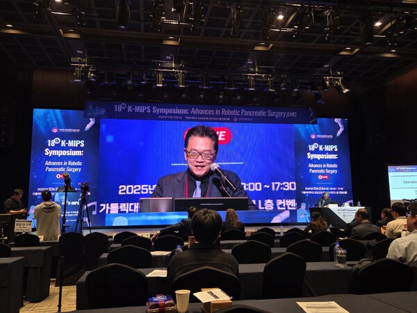 사진=라이브 서저리 후 수술에 대해 설명하고 있는 유영동 교수.